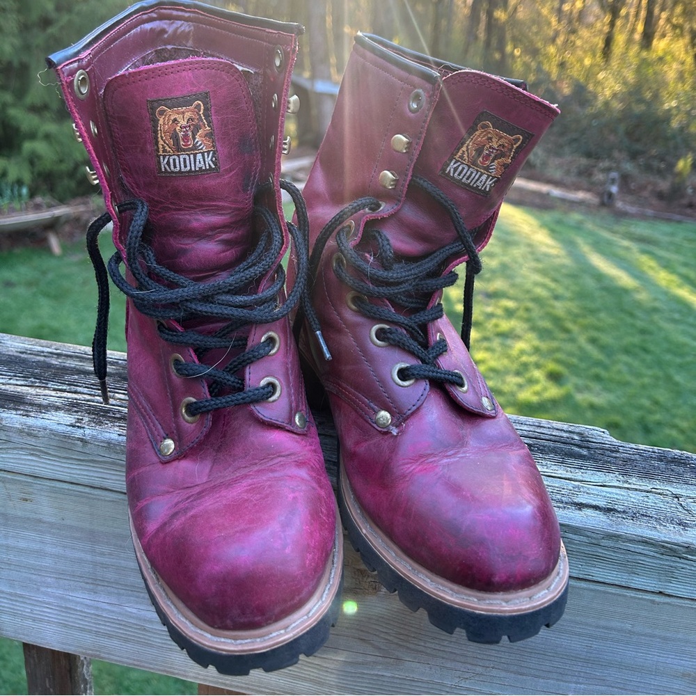 Red Kodiak lace up boots 8